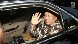 Menristekdikti, Mohamad Nasir melambaikan tangan usai mengunjungi KPK di Jakarta, Kamis (29/11). Kunjungan M Nasir tersebut untuk membicarakan kerjasama antar kedua lembaga terkait pencegahan anti korupsi. (Liputan6.com/Herman Zakharia)