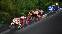 Pembalap KTM asal Afrika Selatan Brad Binder (depan) beraksi dalam MotoGP Ceko di Sirkuit Masaryk, Brno, Republik Ceko, Minggu (9/8/2020). Brad Binder berhasil menjadi juara setelah menjadi yang tercepat di balapan yang digelar sebanyak 21 lap. (Joe Klamar/AFP)