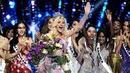 Miss Universe 2024 yang baru saja dinobatkan, Victoria Kjaer (tengah) dari Denmark, bereaksi saat merayakan kemenangannya setelah memenangkan kontes Miss Universe edisi ke-73 di Mexico City pada Sabtu 16 November 2024 malam waktu setempat atau Minggu 17 November 2024 pagi Waktu Indonesia Barat. (CARL DE SOUZA/AFP)