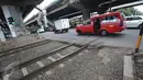 Kendaraan melewati jalur kereta di perlintasan sebidang di kawasan Tanjung Barat, Jakarta, Rabu (8/3). Perlintasan yang akan ditutup yaitu perlintasan Jalan TB Simatupang, perlintasan Pondok Kopi/Penggilingan. (Liputan6.com/Immanuel Antonius)