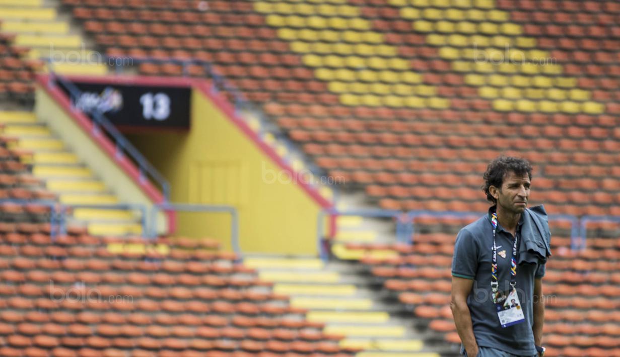 Pelatih Timnas Indonesia, Luis Milla, sebelum melawan Thailand pada laga Grup B SEA Games 2017 di Stadion Shah Alam, Selangor, Selasa (15/8/2017). Kedua negara bermain imbang 1-1. (Bola.com/Vitalis Yogi Trisna)