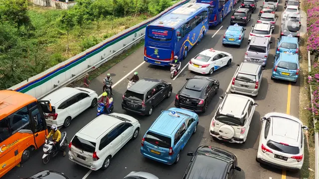 FOTO: Rizieq Shihab Pulang, Tol Bandara Soetta Macet Parah