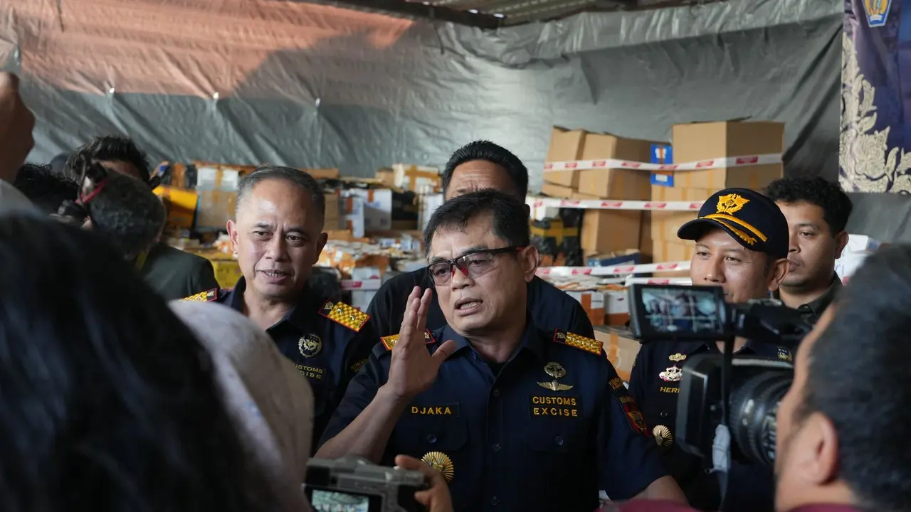 Ditjen Bea dan Cukai bersama Badan Intelijen Strategis (BAIS) TNI menyita 19.142 botol minuman keras (miras) ilegal yang diduga menggunakan pita cukai palsu dalam operasi gabungan di Bali. (Istimewa)