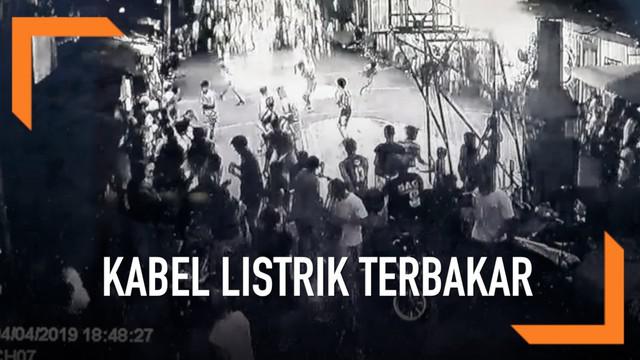 Para pemain dan penonton berlarian usai kabel listrik meledak hebat dan terbakar di tengah-tengah pertandingan basket. Beruntung tak ada yang terluka karena insiden ini.