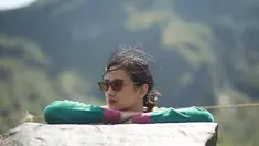 Sebagai model dan aktris Nadya Arina banyak mengisi waktu luangnya dengan travelling. Dalam media sosial Instagramnya, wanita pemilik nama lengkap Nadya Arina Pramudita ini mengunjungi lokasi wisata alam seperti curug maupun mendaki gunung. Dalam momen petualangannya ini ia pun kerap ditemani oleh sahabat hingga kekasih. (Liputan6.com/IG/@nadyaarina)