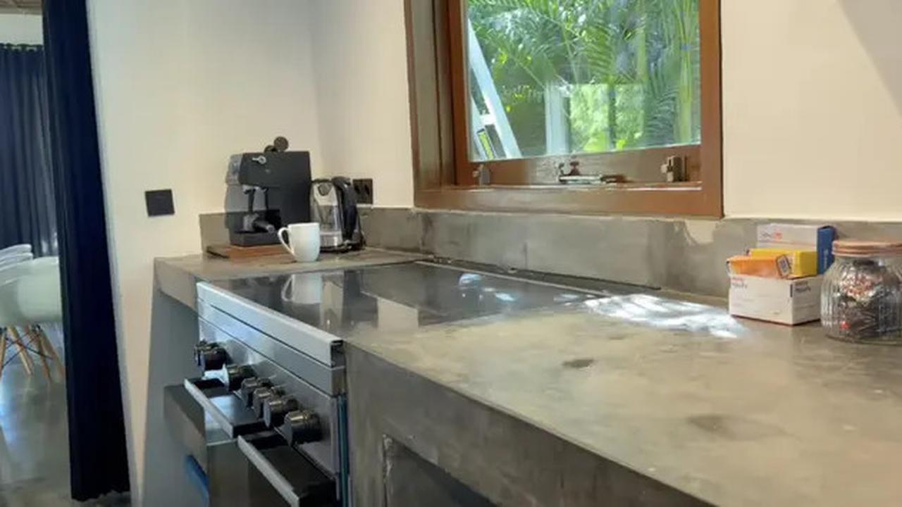7 Potret Dapur Rumah Nino Fernandez dan Steffi Zamora di Bali, Desain Memanjang Minimalis