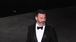 Host Oscar 2023, Jimmy Kimmel berjalan di atas panggung dengan keledai selama ajang Academy Awards ke-95 di Dolby Theatre di Los Angeles, California, Minggu (12/3/2023). Sosok keledai di film The Banshees of Inisherin memang banyak menyita perhatian hingga media Barat mewartakan mengenai hewan mamalia itu. (Photo by Patrick T. Fallon / AFP)