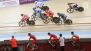Atlet Elga Kharisma Novanda (kiri) saat turun nomor keirin putri di Jakarta International Velodrome, Rawamangun, Selasa (28/8). Elga mencatatkan waktu terbaik kelima. (Merdeka.com/Arie Basuki)