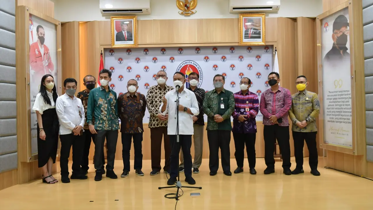 Menpora bersama jajaran pegawai Kemenpora usai meraih hat-trick WTP