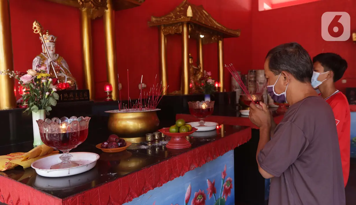 Umat Buddha melakukan ritual sembahyang di Vihara Buddha Dharma dan 8 Pho Sat, Kabupaten Bogor, Jawa Barat, Rabu (26/5/2021). Umat Buddha secara bergiliran berdatangan untuk melakukan sembahyang peringatan Hari Raya Waisak di Vihara Buddha Dharma dan 8 Pho Sat  (Liputan6.com/Helmi Fithriansyah)