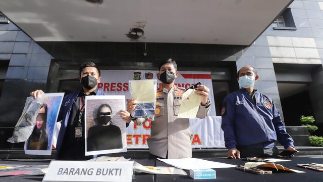 Polisi menggelar jumpa pers soal kasus prostitusi artis yang melibatkan Cassandra Angelie (Kapanlagi.com/Akrom Sukarya)
