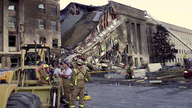 Petugas pemadam kebakaran beristirahat di lokasi serangan teroris di Pentagon 11 September 2001. Para teroris menyerang Menara World Trade Center di New York City dan Pentagon. (AFP/Stephen Jaffe)