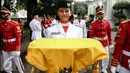 Anggota Paskibraka 2016  bersiap jelang gladi bersih Upacara HUT ke-71 Kemerdekaan RI di Istana Merdeka, Jakarta, Senin (15/8). (Liputan6.com/Faizal Fanani)