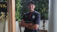 Jurnalis Bola.com, Hery Kurniawan melakukan wawancara eksklusif dengan Rahmad Darmawan di Hotel Blue Sky Petamburan, Jakarta pada Rabu (10/12/2025). (Bola.com/Abdul Aziz)
