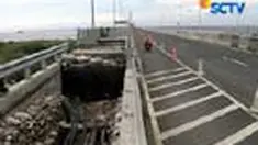 Meski belum dua tahun beroperasi, jembatan Suramadu di beberapa titik mulai rusak dan perlu perbaikan. Para pengguna sepeda motor mengeluhkan perbaikan yang dilakukan karena jalur motor disatukan dengan mobil.