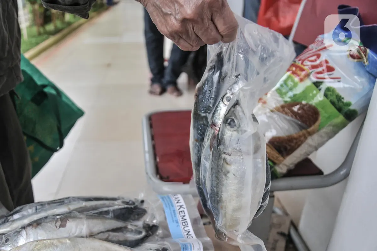 Warga Berburu Pangan Murah di RPTRA