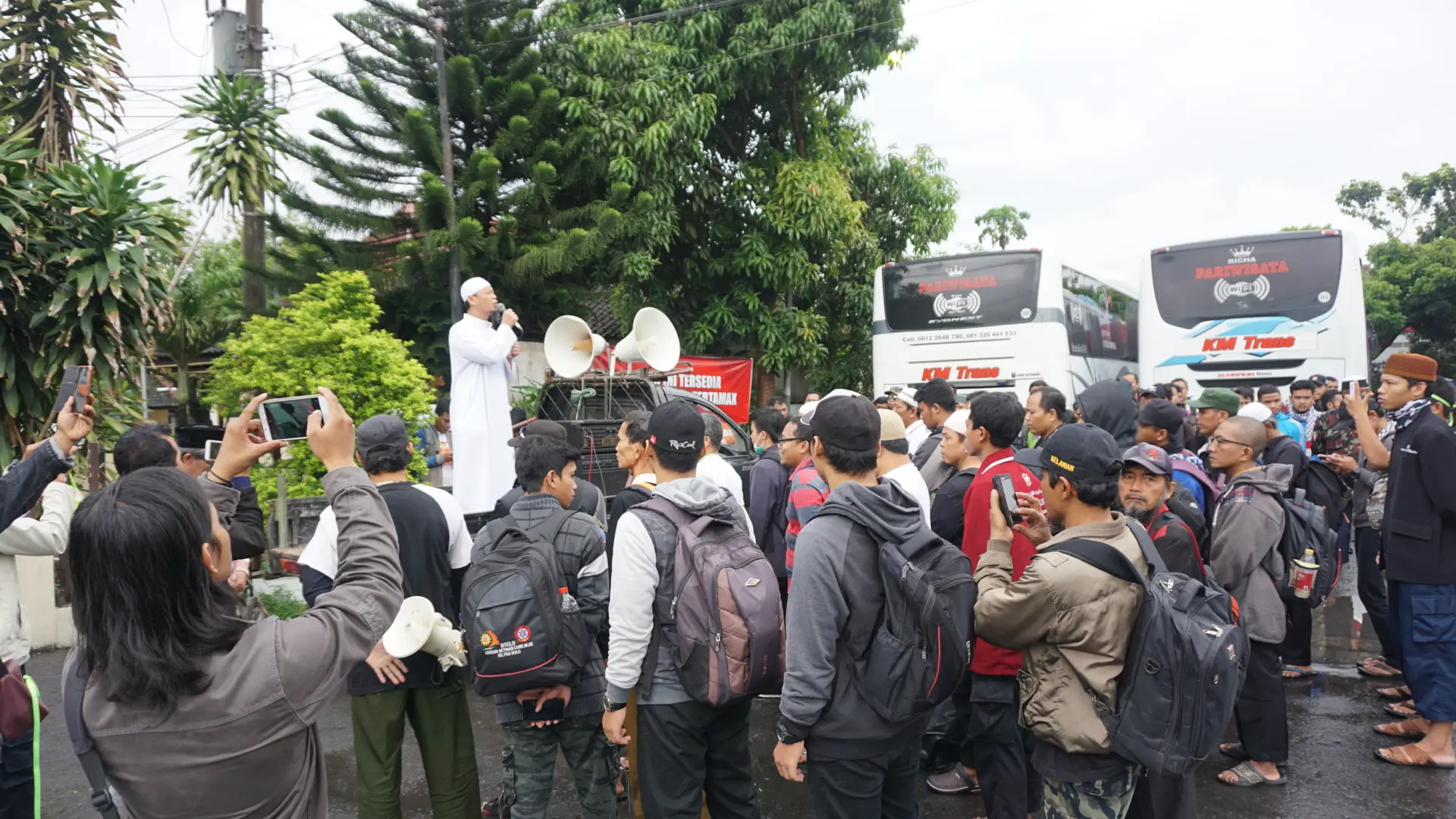 Sebanyak 2.500 warga Solo berangkat ke Jakarta untuk menghadiri reuni aksi 212 di Monas. (Liputan6.com/Fajar Abrori)