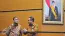 Menhub Budi Karya Sumadi dan Dirut Bank Mandiri Kartika Wirjoatmodjo berbincang usai penandatanganan perjanjian kerjasama transaksi Penerimaan Negara Bukan Pajak (PNBP) di Gedung Kemenhub, Jakarta, Senin (23/1). (Liputan6.com/Angga Yuniar)