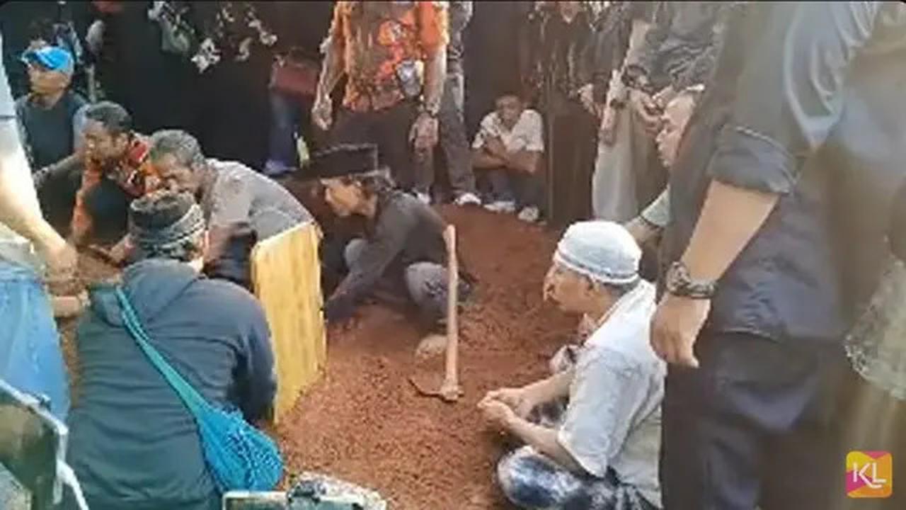 10 Potret Suasana Pemakaman Mpok Alpa, Diiringi Tangis Keluarga dan Sahabat