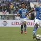 Gelandang Persib Bandung, Febri Hariyadi, mengontrol bola saat melawan TIRA Persikabo pada laga Piala Presiden 2019 di Stadion Si Jalak Harupat, Bandung, Sabtu (2/3). Persib kalah 1-2 dari TIRA. (Bola.com/Yoppy Renato)