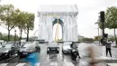 Pemandangan Arc de Triomphe di Paris yang dibungkus, pada Selasa (14/9/2021). Monumen bersejarah Paris Arc de Triomphe ditutup plastik daur ulang, sebagai seni instalasi karya seniman Christo dan Jeanne-Claude yang dipamerkan September hingga Oktober 2021. (AP Photo/Thibault Camus)