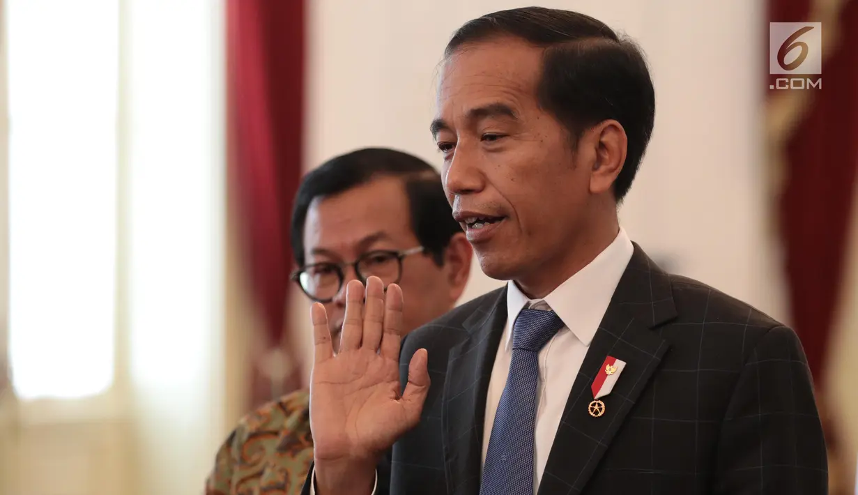 Presiden Jokowi memberikan keterangan seusai bertemu CEO Bukalapak Achmad Zaky di Istana Merdeka, Sabtu (16/2). Jokowi mengaku tidak terbawa perasaan karena cuitan Zaky soal kritik bujet research & development (R&D) Indonesia. (Liputan6.com/Angga Yuniar)