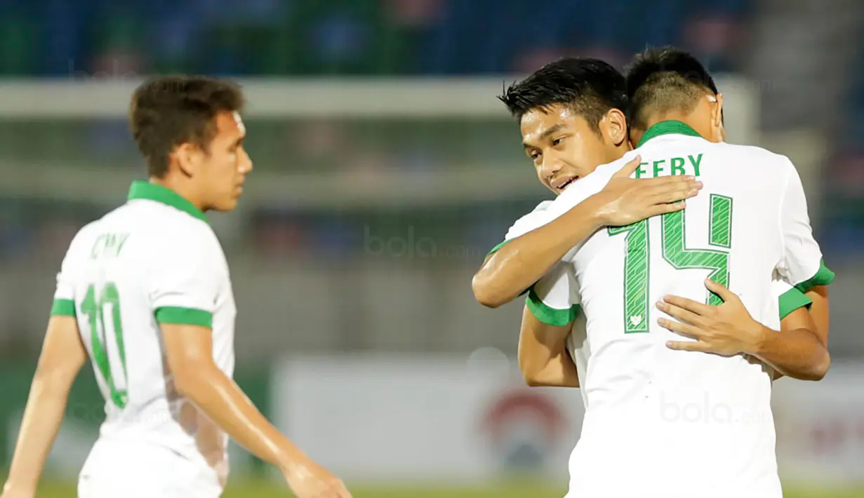 Pemain Timnas Indonesia U-19 merayakan gol yang dicetak Feby Eka Putra ke gawang Filipina U-19 pada laga Piala AFF U-18 di Stadion Thuwunna, Myanmar, Kamis (7/9/2017). Indonesia unggul 5-0 pada babak pertama. (Liputan6.com/Yoppy Renato)