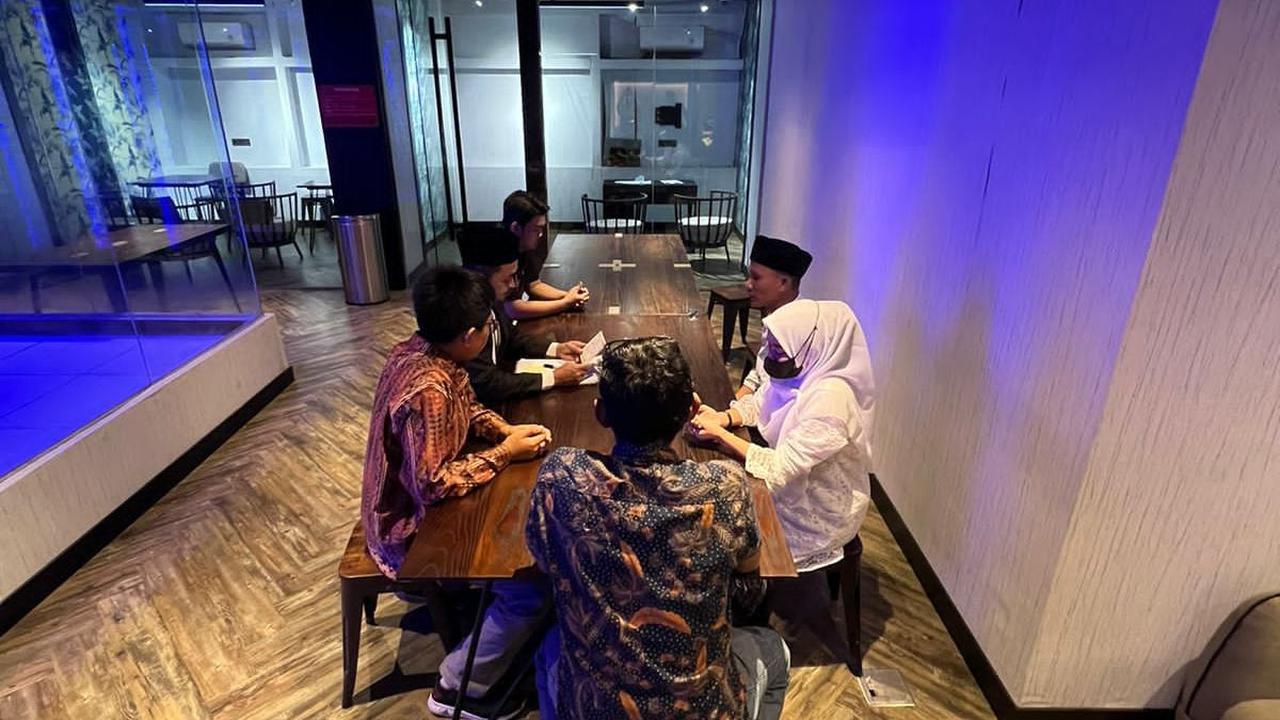 Sementara mempelai pengantin disaksikan masing-masing wali. Untuk tersangka SE selaku pengantin wanita diwaliki sang ibu.