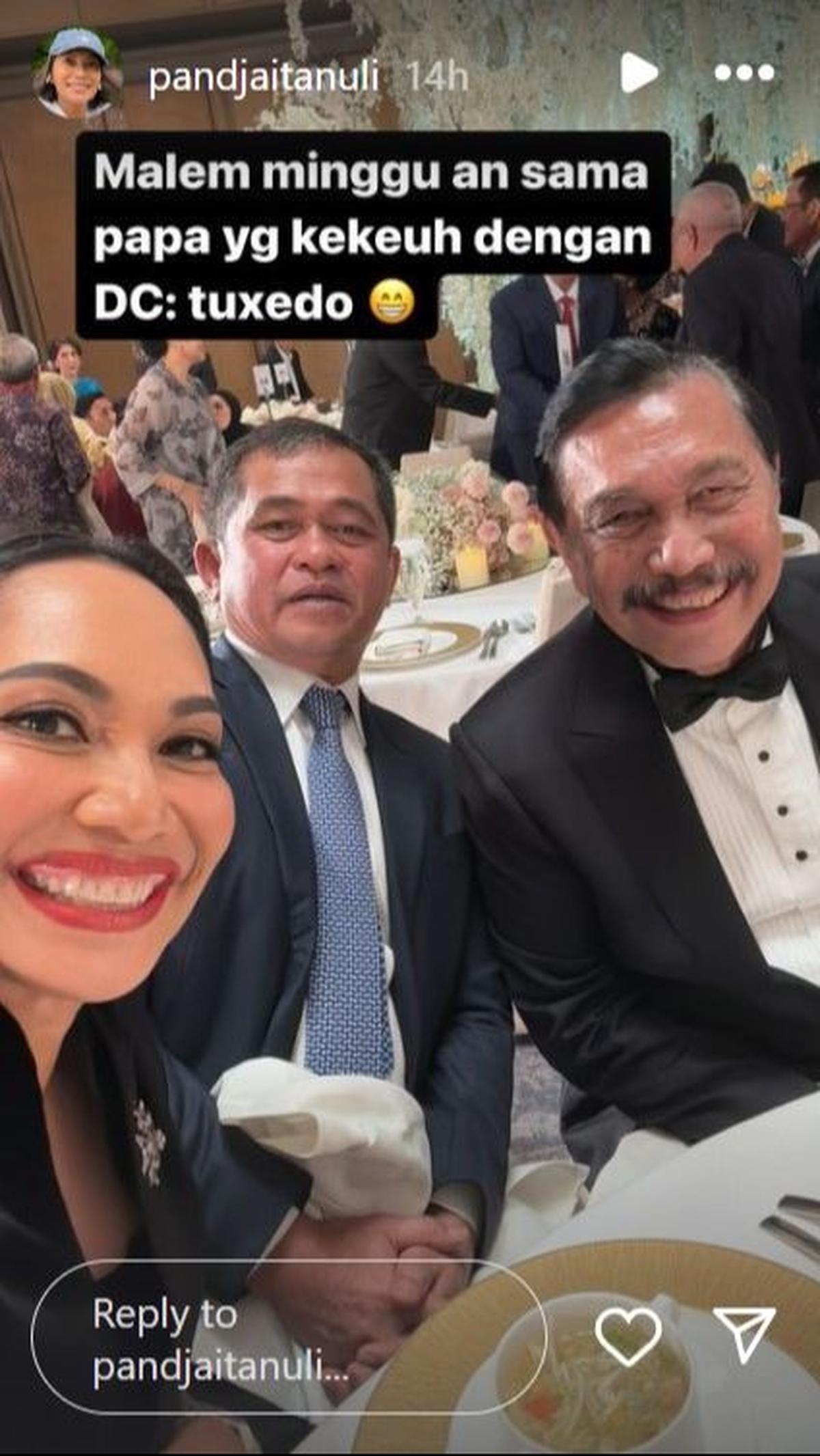 "Malam mingguan sama papa yang keukeuh dengan DC: tuxedo," tulis Uli.