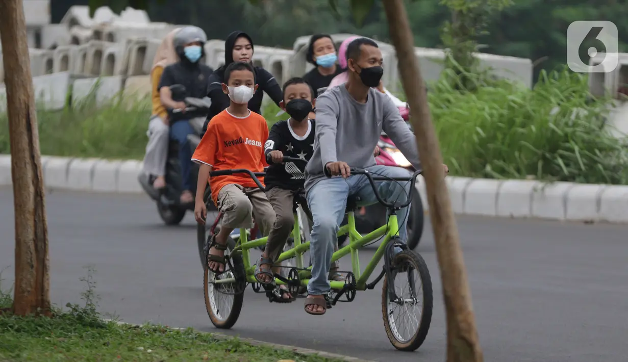 Warga bersepeda di area lingkar luar kawasan Stadion Pakansari, Kabupaten Bogor, Sabtu (11/9/2021). Kawasan ini kembali ramai dengan aktivitas warga seiring penurunan level PPKM di wilayah Jabodetabek. (Liputan6.com/Helmi Fithriansyah)