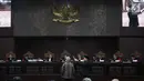 Marsudi Wahyu Kisworo, ahli yang dibawa oleh tim hukum KPU saat disumpah sebelum memberikan keterangan dalam sidang lanjutan sengketa Pilpres 2019 di Gedung MK, Jakarta, Kamis (20/6/2019). Sidang mendengarkan keterangan saksi dan ahli dari pihak termohon, yaitu KPU RI. (Liputan6.com/Faizal Fanani)