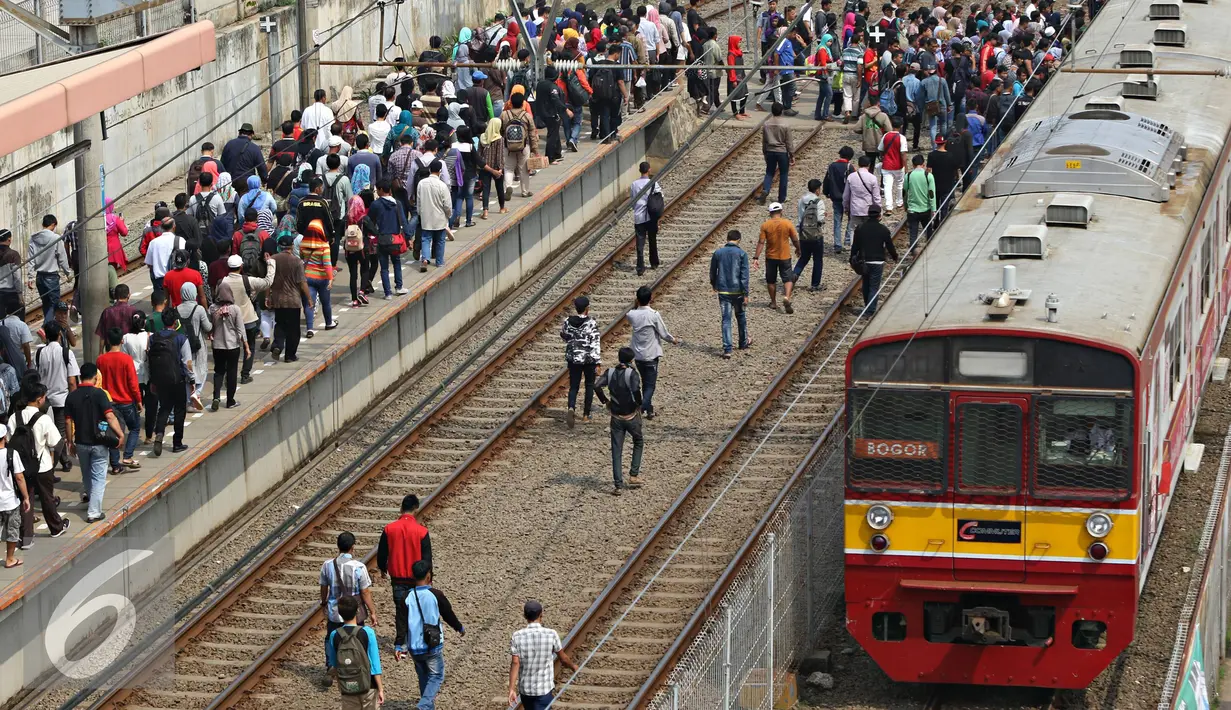 Kereta saat berhenti di Stasiun Tanah Abang, Jakarta, Senin (4/1). Usai Libur Panjang, warga Ibu Kota kembali beraktivitas seperti biasa, yang ditandai dengan kepadatan di stasiun, jalan, serta gedung perkantoran. (Liputan6.com/Immanuel Antonius)