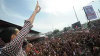 Mantan Wali Kota Solo ini menyapa ribuan warga dan mengacungkan 2 jari sebagai simbol nomor urut pasangan Jokowi-JK. Banyumas, Jawa Tengah, Jumat (13/6/2014) (Liputan6.com/Herman Zakharia)
