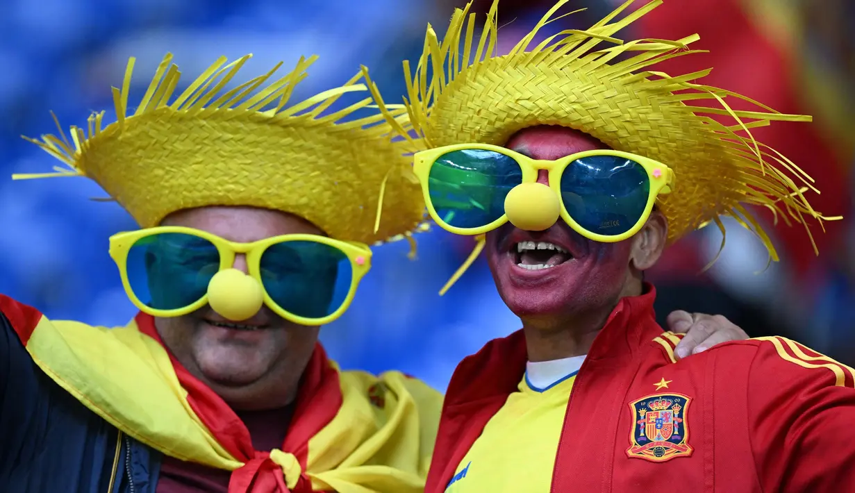Para pendukung Spanyol berpose untuk berfoto menjelang pertandingan sepak bola Grup B Euro 2024 antara Spanyol dan Italia di Arena AufSchalke, Gelsenkirchen pada 20 Juni 2024. (PATRICIA DE MELO MOREIRA/AFP)