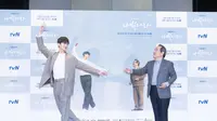 Song Kang dan Park In Hwan dalam konferensi pers Navillera. (Foto: Netflix)