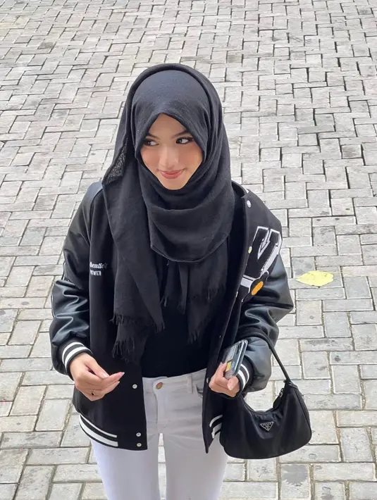 Jika ingin terlihat keren dan rapi saat kuliah tatap muka, jaket varsity adalah juaranya. (instagram/darieenz)