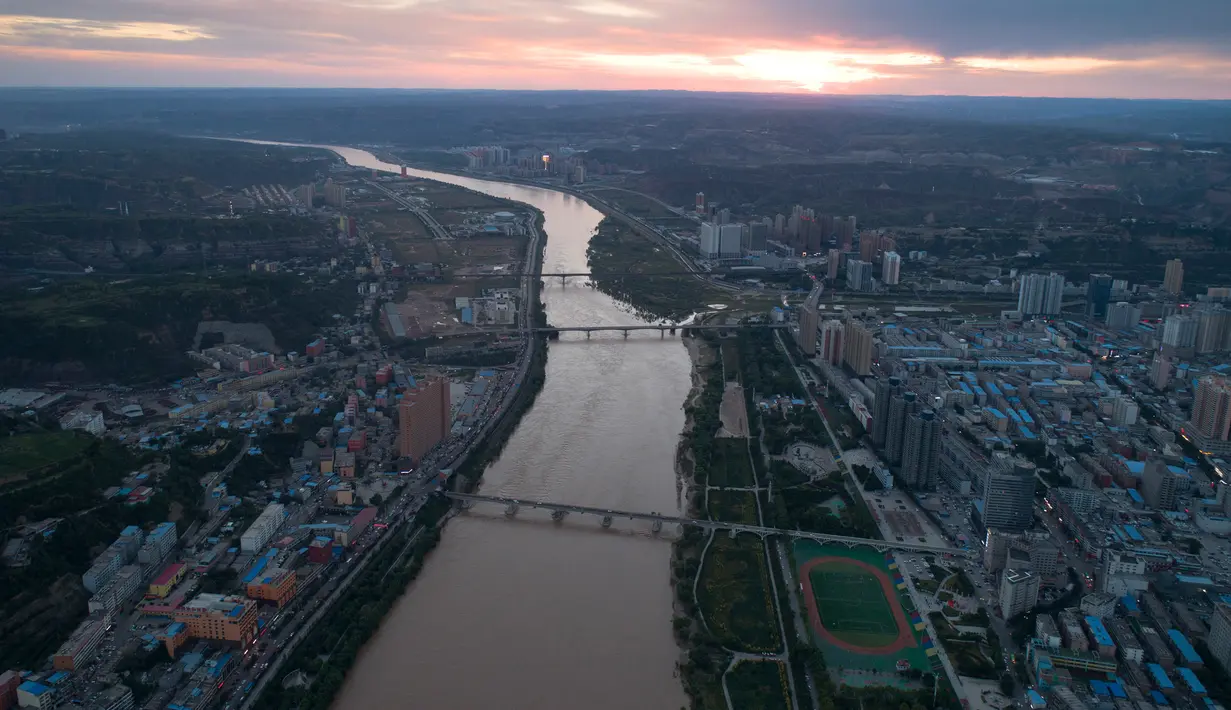 Foto dari udara yang diabadikan pada 8 September 2020 ini memperlihatkan pemandangan di sepanjang Sungai Kuning di Wilayah Fugu (kanan) di Provinsi Shaanxi, China barat laut, dan Wilayah Baode di Provinsi Shanxi, China utara. (Xinhua/Shao Rui)