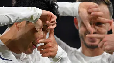 Pemain Tottenham Hotspur Son Heung-Min (kiri) merayakan gol ke gawang Crystal Palace bersama rekan setimnya James Maddison pada pertandingan sepak bola Liga Inggris di Selhurst Park, London, Inggris, Jumat (27/10/2023). (Glyn KIRK/AFP)