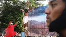 Adegan yang menceritakan pasukan Romawi menusuk tubuh Yesus dalam peragaan drama teatrikal Jalan Salib (Tablo) saat perayaan Paskah di Gereja St Matius Penginjil Bintaro, Jumat (14/4). (Liputan6.com/Angga Yuniar)