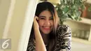Pedangdut koplo Via Vallen saat sesi pemotretan dengan Liputan6.com di Jakarta, Rabu (7/10/2015). Via Vallen kerap disebut-sebut mirip dengan Ayu Ting Ting pelantun hits Sik Asik itu. (Liputan6.com/Helmi Afandi)