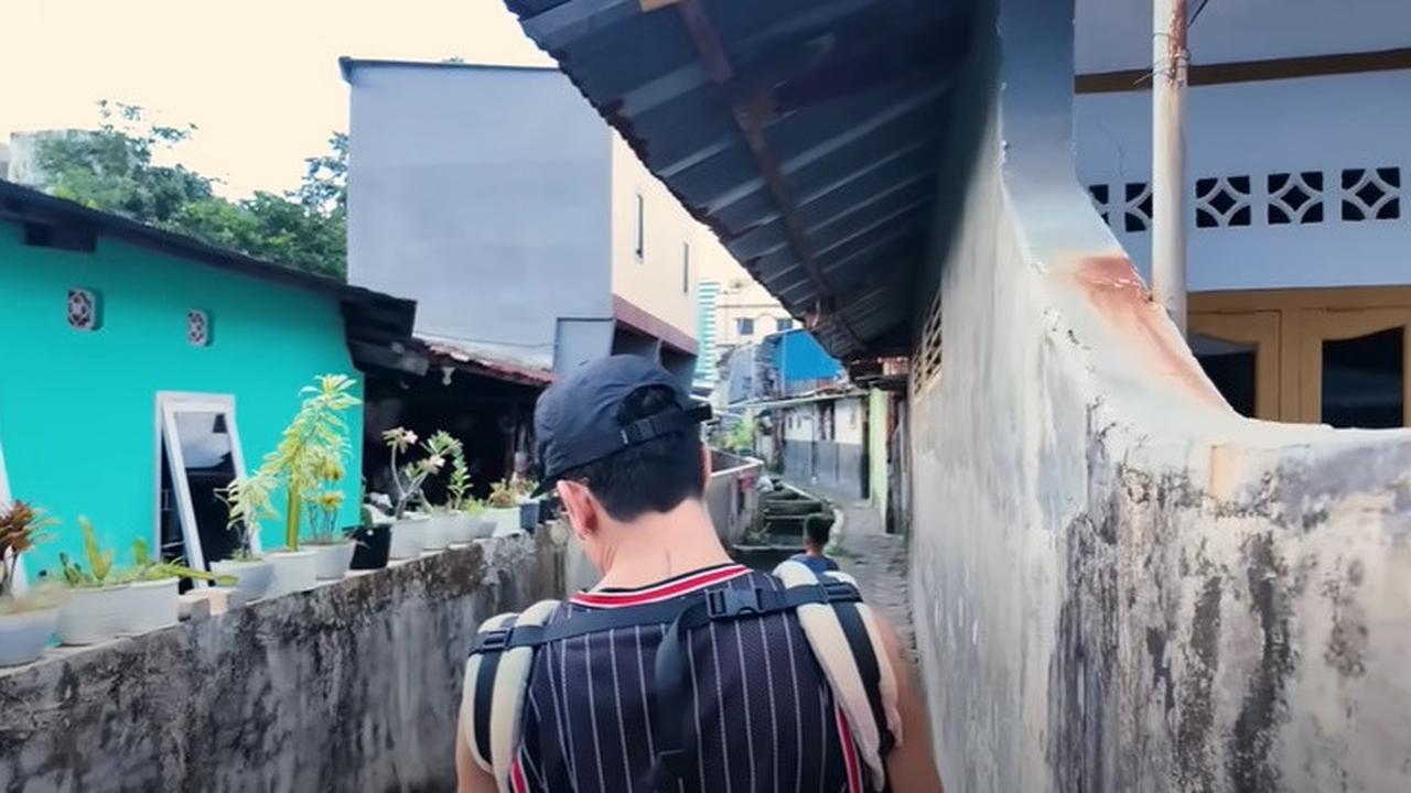 9 Potret Rumah Masa Kecil Denny Sumargo yang Jarang Tersorot, Tampak Sederhana di Gang Kecil - Ceritakan Silsilah Keluarga