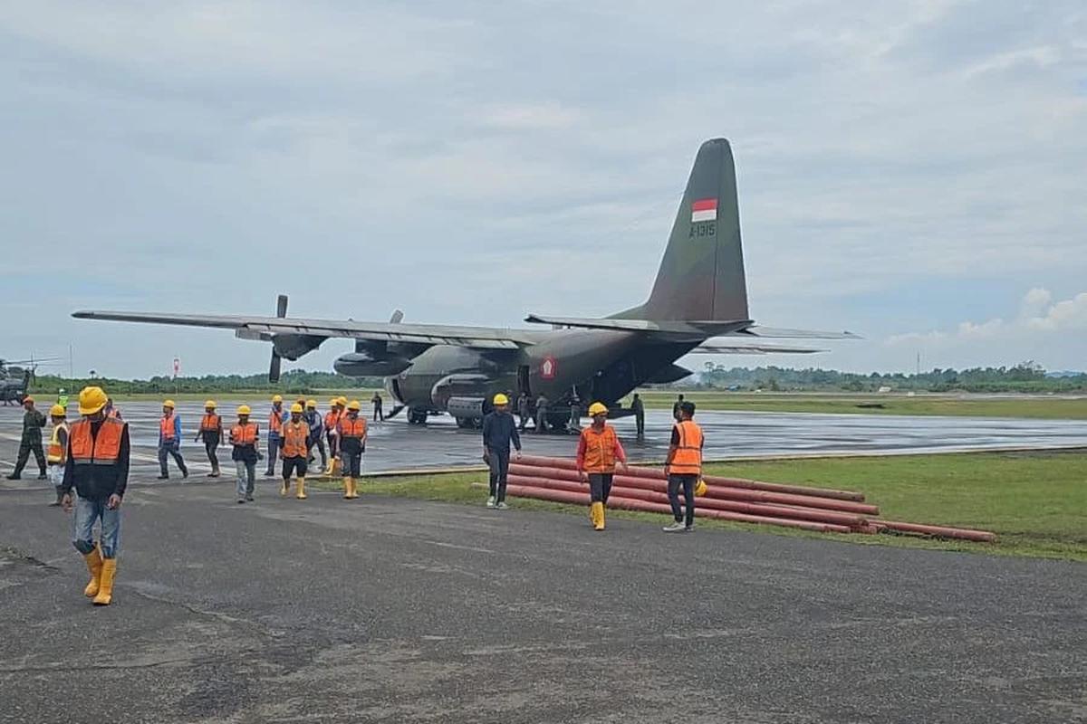Para petugas PLN bersama personel TNI saat akan memasukkan material perbaikan dan pembangunan jaringan distribusi baru untuk dikirim ke lokasi-lokasi terdampak menggunakan pesawat hercules.