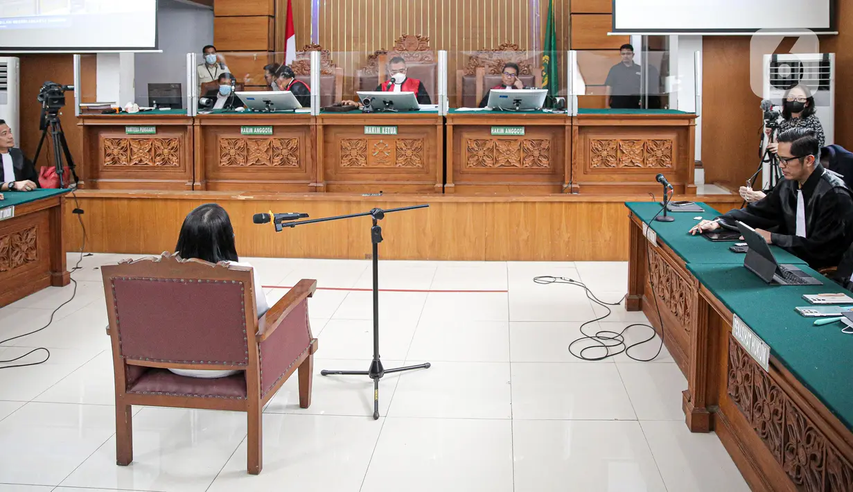Terdakwa kasus pembunuhan Brigadir Yosua Hutabarat atau Brigadir J, Putri Candrawathi (tengah) menjalani sidang lanjutan di Pengadilan Negeri Jakarta Selatan, Jakarta, Rabu (26/10/2022). Sidang itu beragenda mendengarkan pembacaan putusan sela. (Liputan6.com/Faizal Fanani)