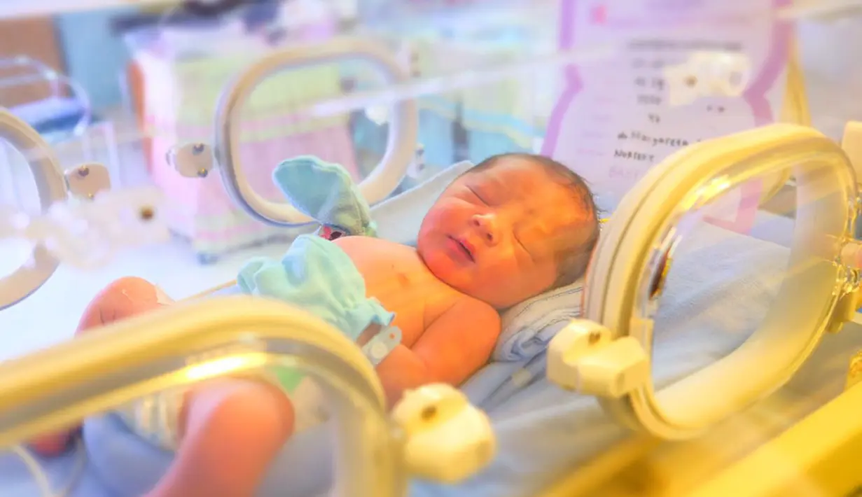 Bayi laki-laki yang lahir dengan berat 3,150 kg dan panjang 47 cm itu diberi nama Satriyo Daniswara Broto Asmoro. Anak kedua caesar lantaran  anak sebelumnya juga melalui proses serupa. (Instagram/reisabrotoasmoro)