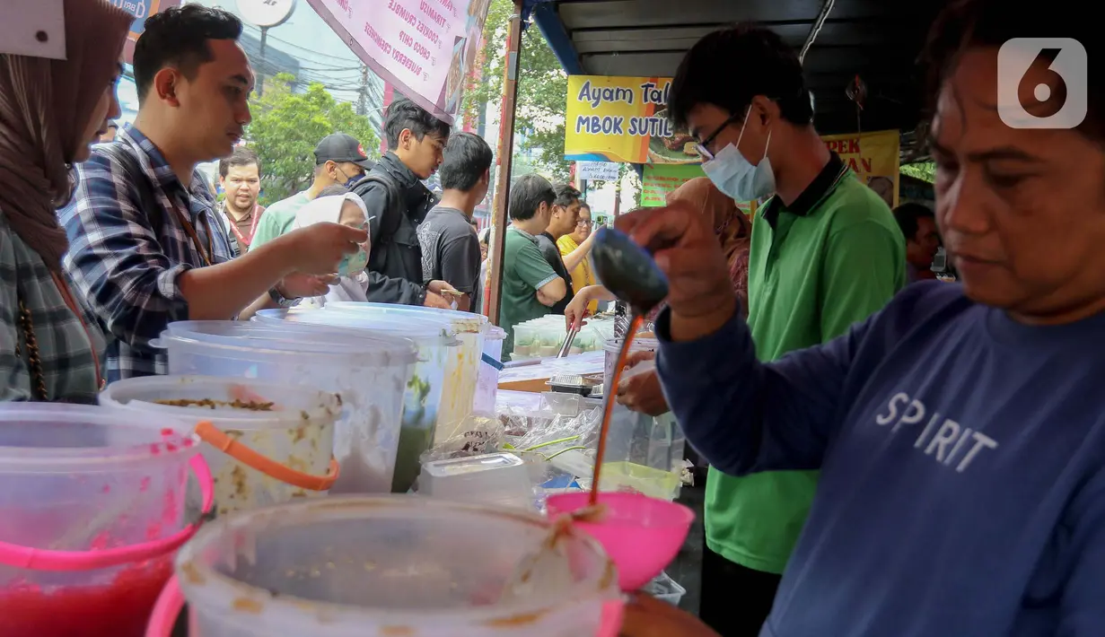 Pasar takjil Bendungan Hilir (Benhil) masih menjadi salah satu primadona bagi warga Jakarta dan sekitarnya yang mencari beraneka ragam hidangan berbuka puasa di bulan Ramadan. (Liputan6.com/Herman Zakharia)