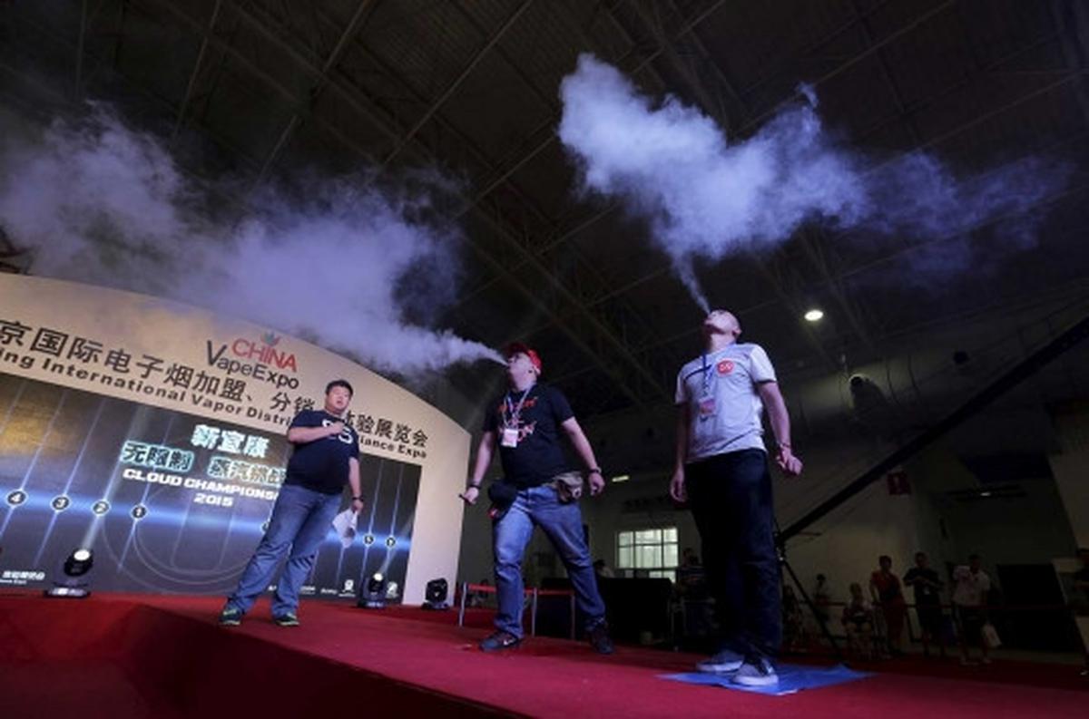 Antusiasme pengunjung & sales isap e-rokok di Vape China Expo