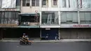 Sejumlah toko tampak tutup di kawasan pertokoan Pinangsia, Jakarta, Sabtu (24/6). H-1 jelang lebaran 2017, sebagian pertokoan di kawasan tersebut mulai tutup dan akan kembali buka setelah Lebaran sekitar tanggal 3 Juni 2017. (Liputan6.com/Faizal Fanani)
