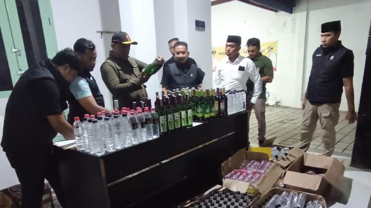 Satpol PP Probolinggo Sita 512 Botol Miras Oplosan dalam Razia Miras Probolinggo di Maron