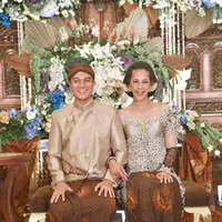 Paula Verhoeven tak kalah memesona mengenakan kebaya model off shoulder warna bronze  dan kain batik coklat. [@paula_verhoeven]