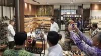 Sebelum ke Miangas, Jokowi Beli Sepatu di Manado